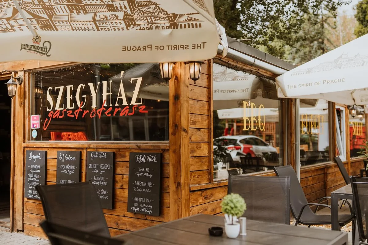 A Szegyház homlokzata a Nánási úton, krétatáblás étlapokkal